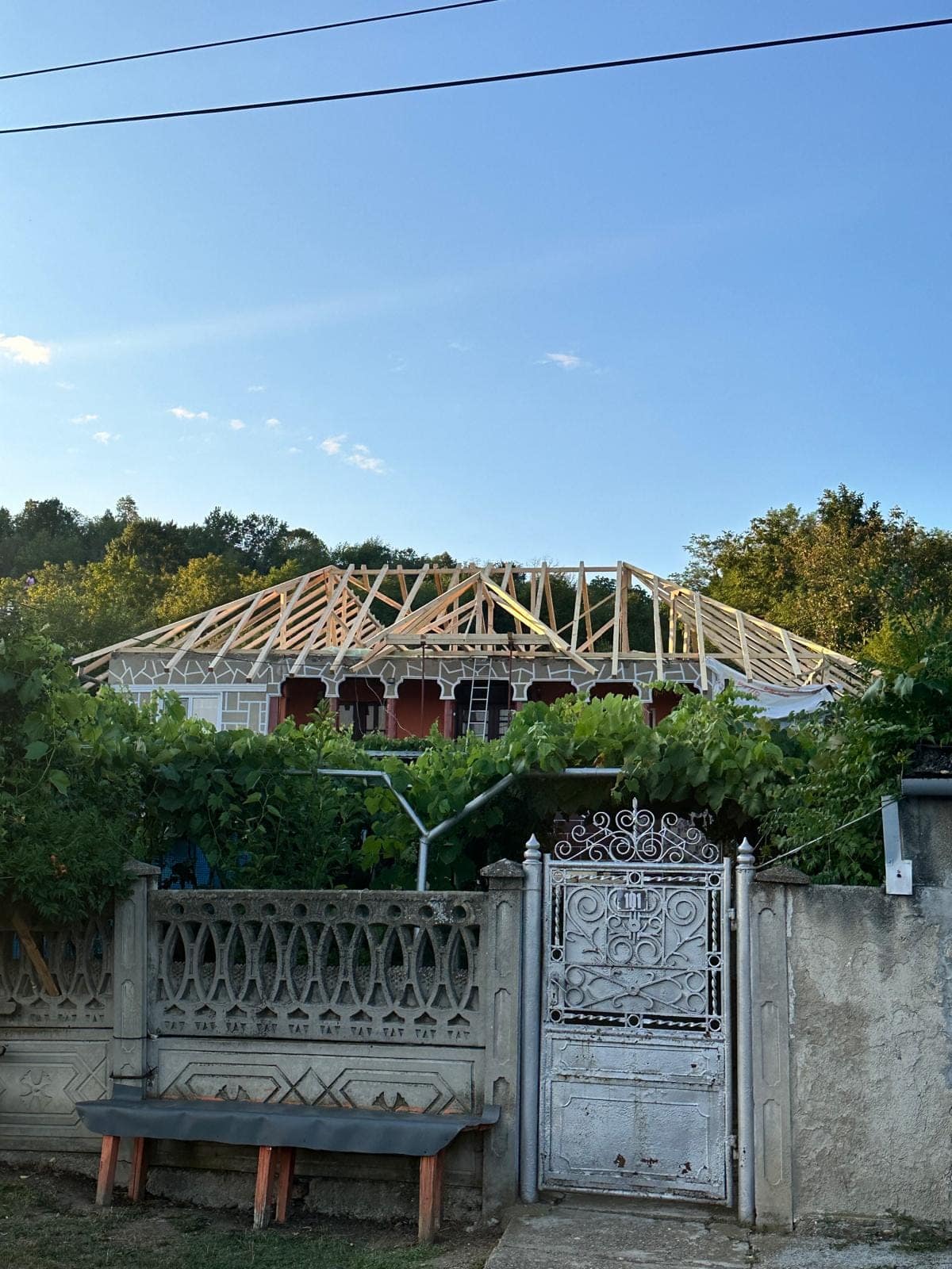 Schelet pe acoperiș multi-pantă