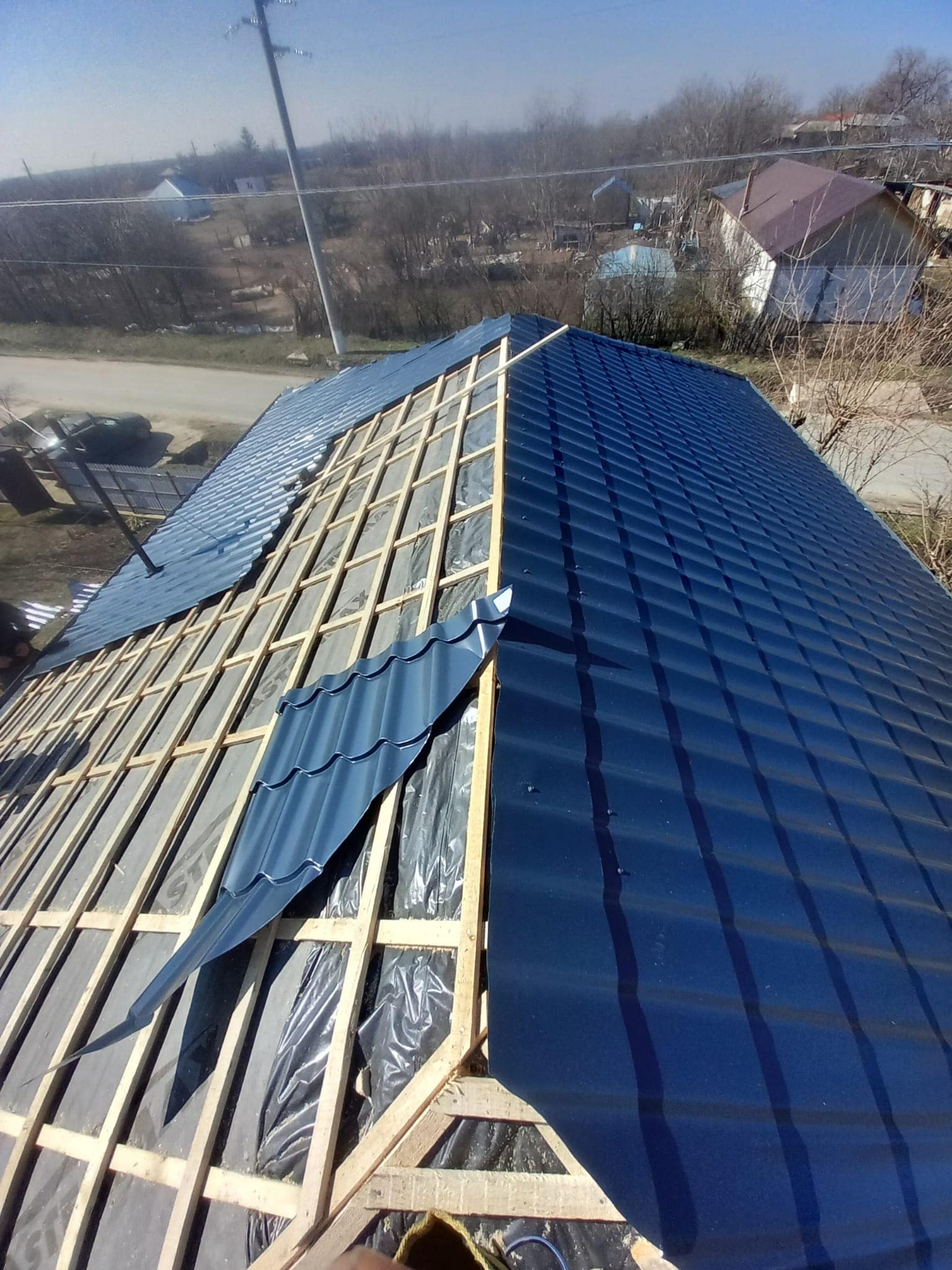 Montaj tablă metalică albastră