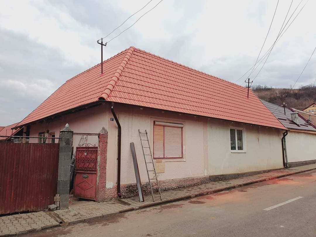 Acoperiș cu linii clare